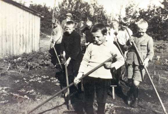 + Foto uit Schalmei-runie boek "Vervlogen tijden"